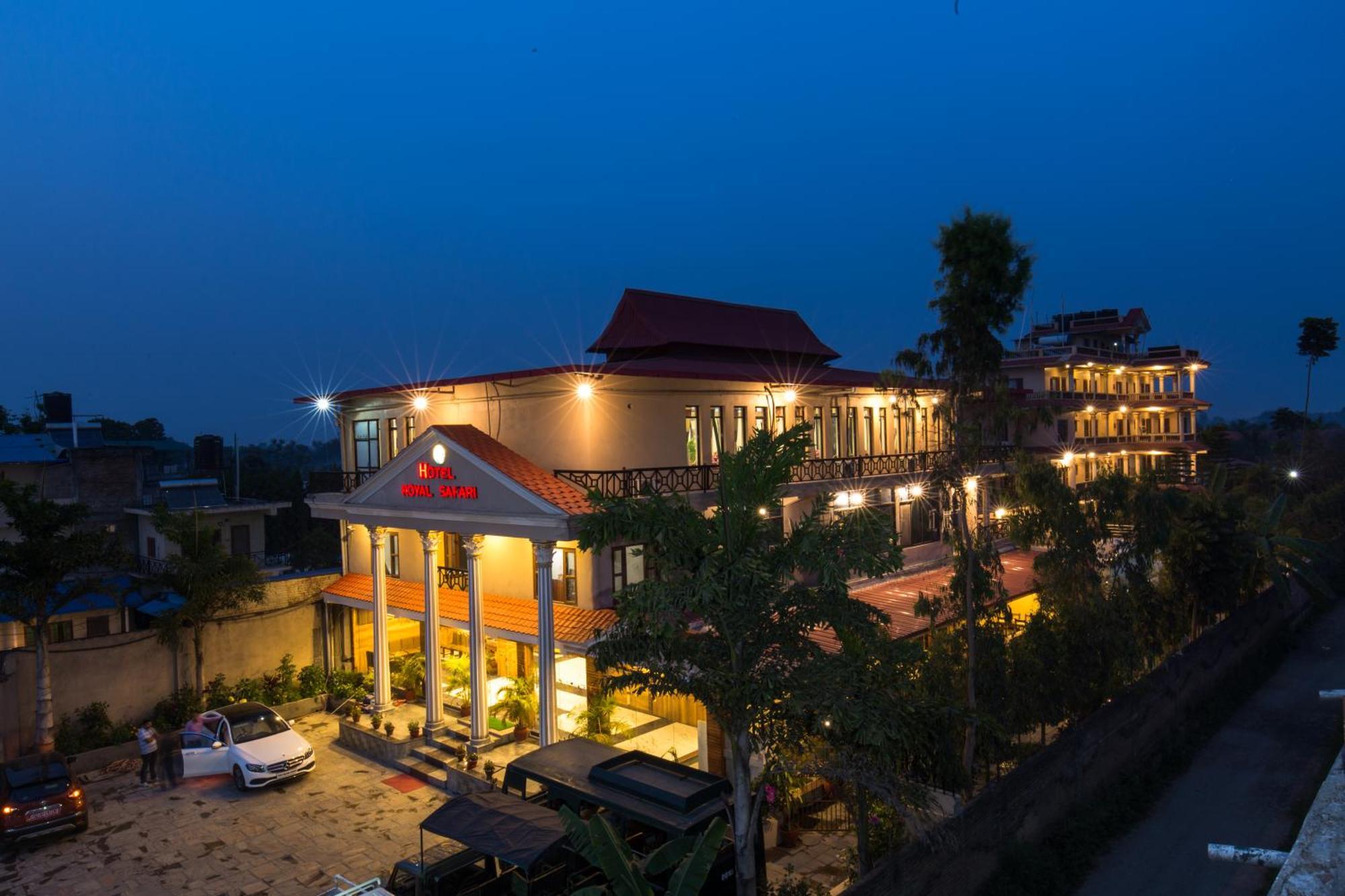 Hotel Royal Safari Sauraha Exterior foto