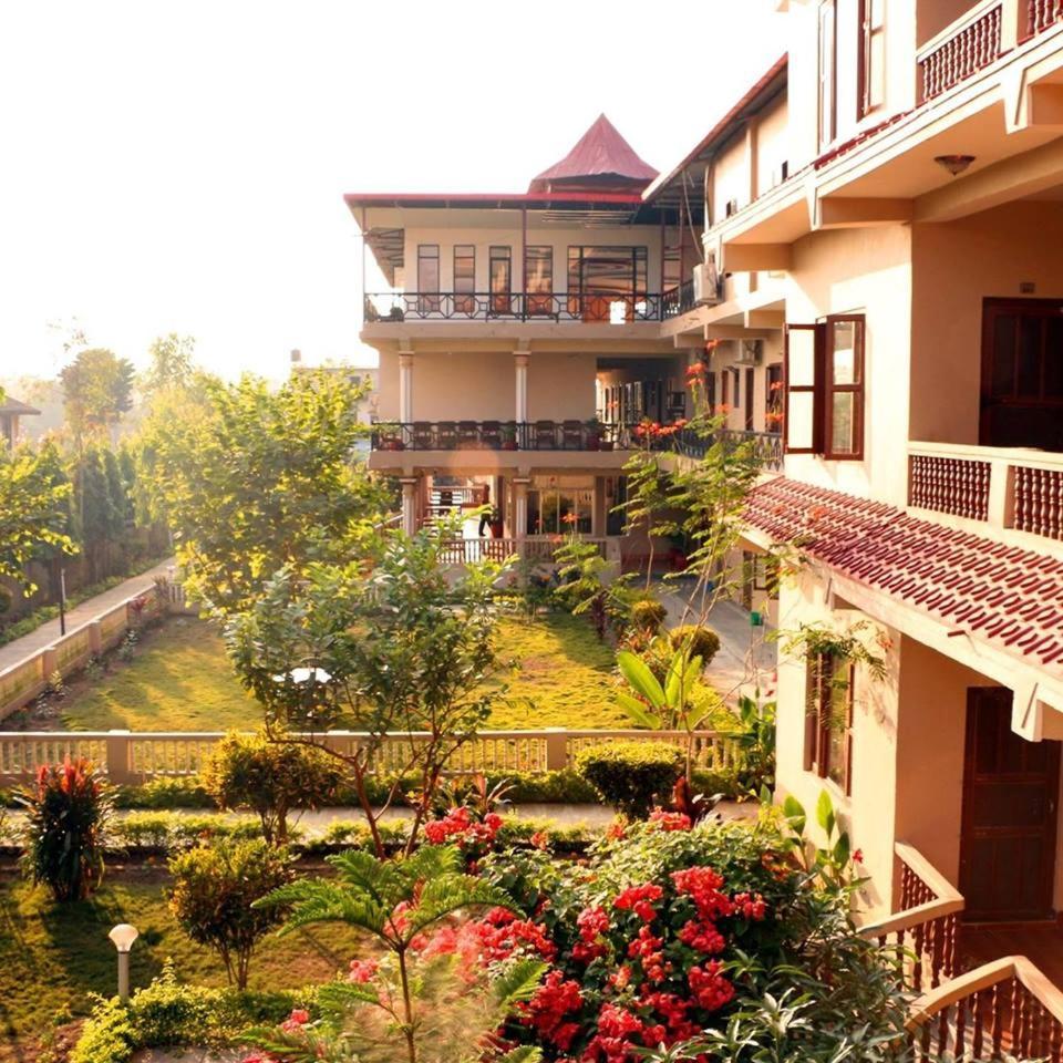 Hotel Royal Safari Sauraha Exterior foto