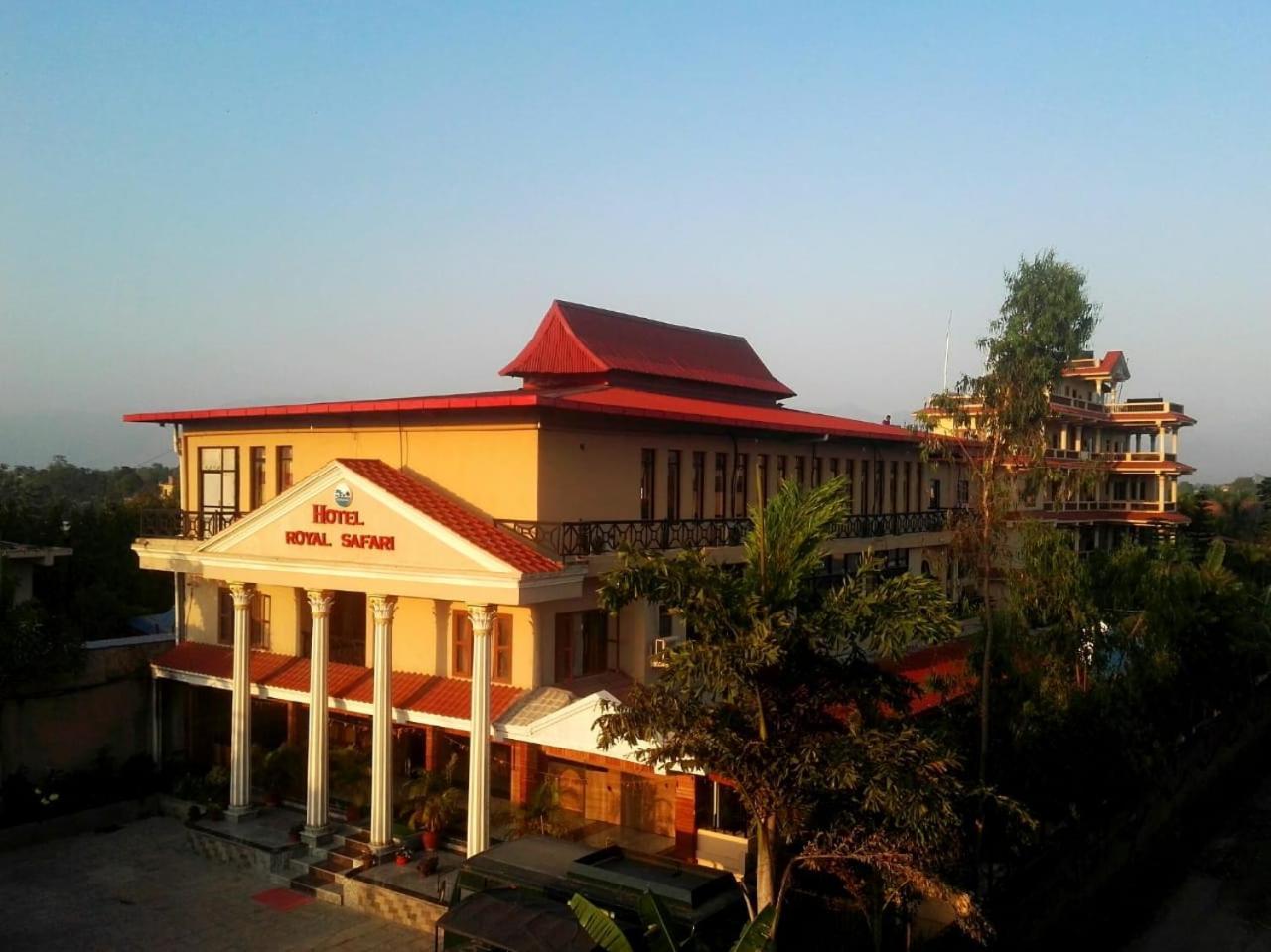 Hotel Royal Safari Sauraha Exterior foto