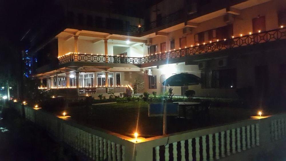 Hotel Royal Safari Sauraha Exterior foto