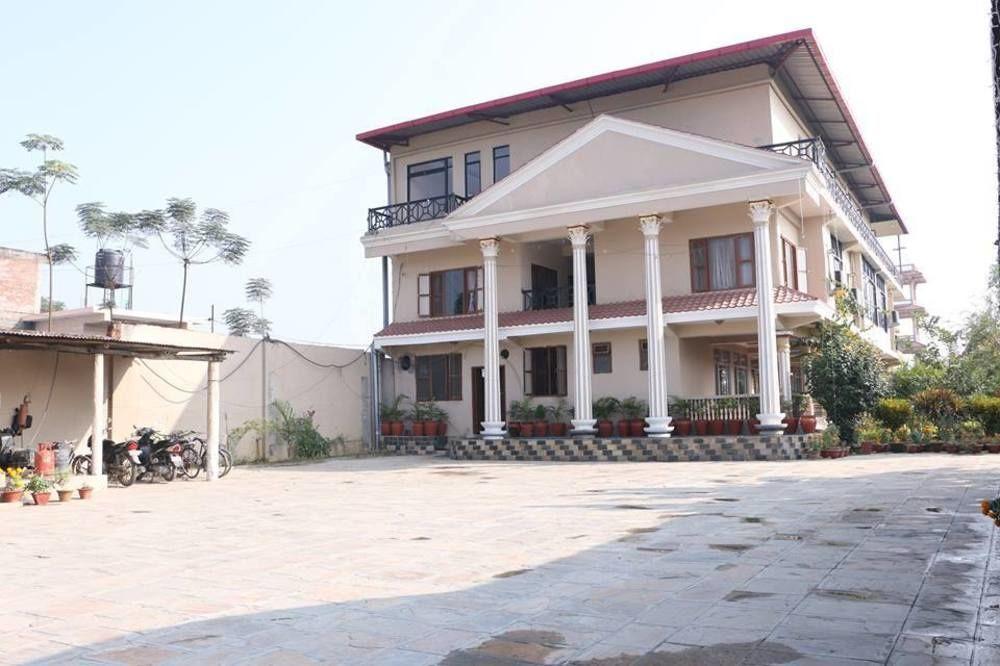 Hotel Royal Safari Sauraha Exterior foto