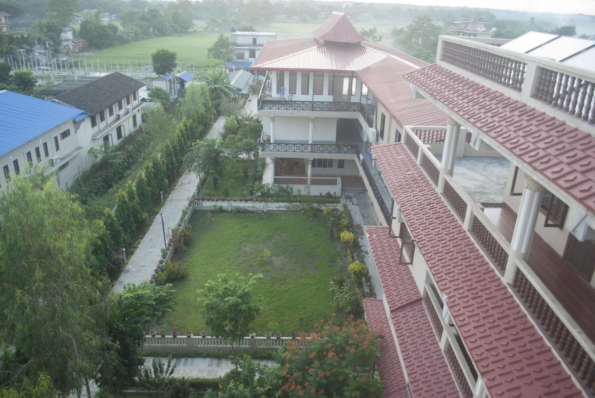 Hotel Royal Safari Sauraha Exterior foto