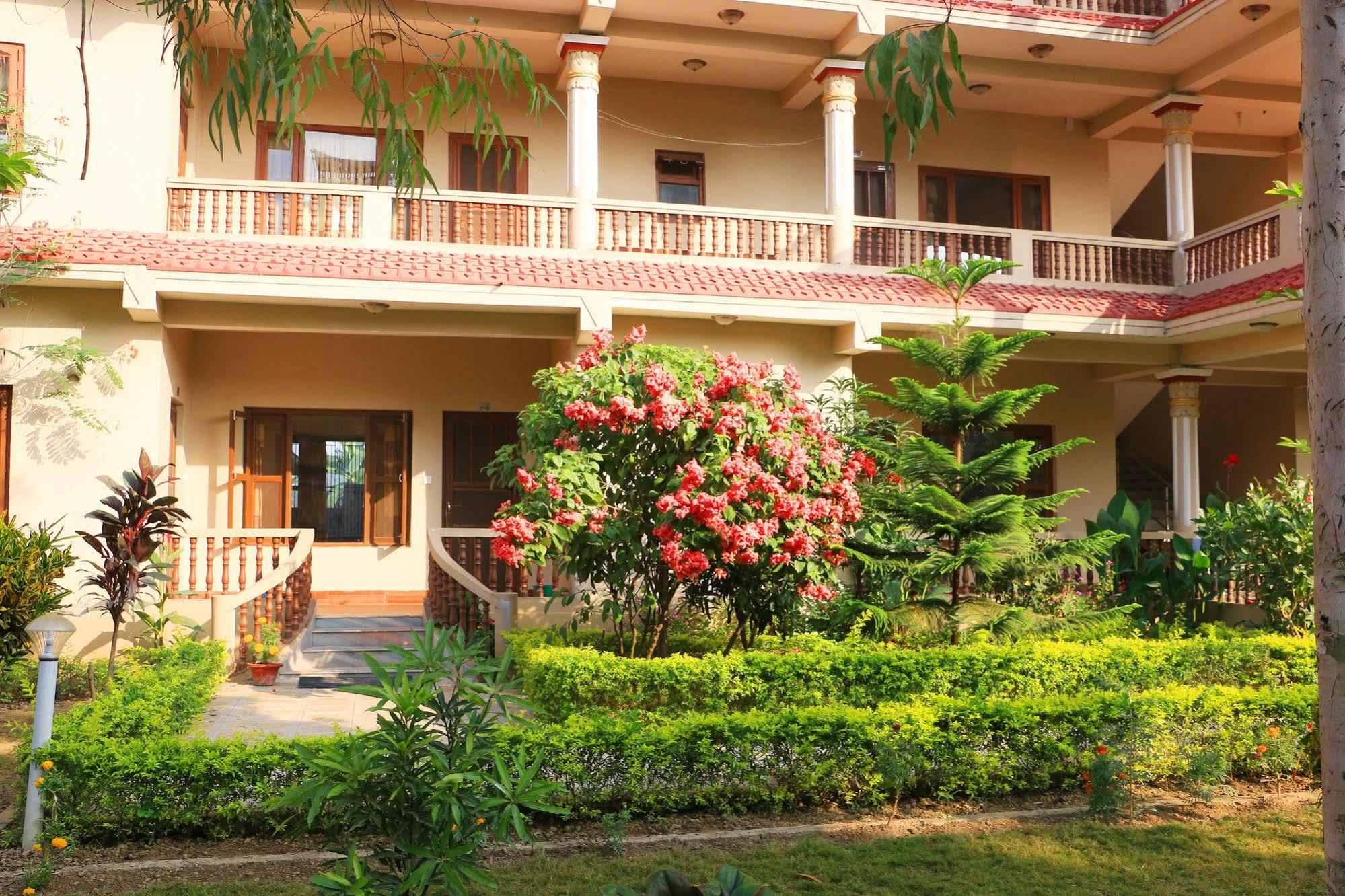 Hotel Royal Safari Sauraha Exterior foto