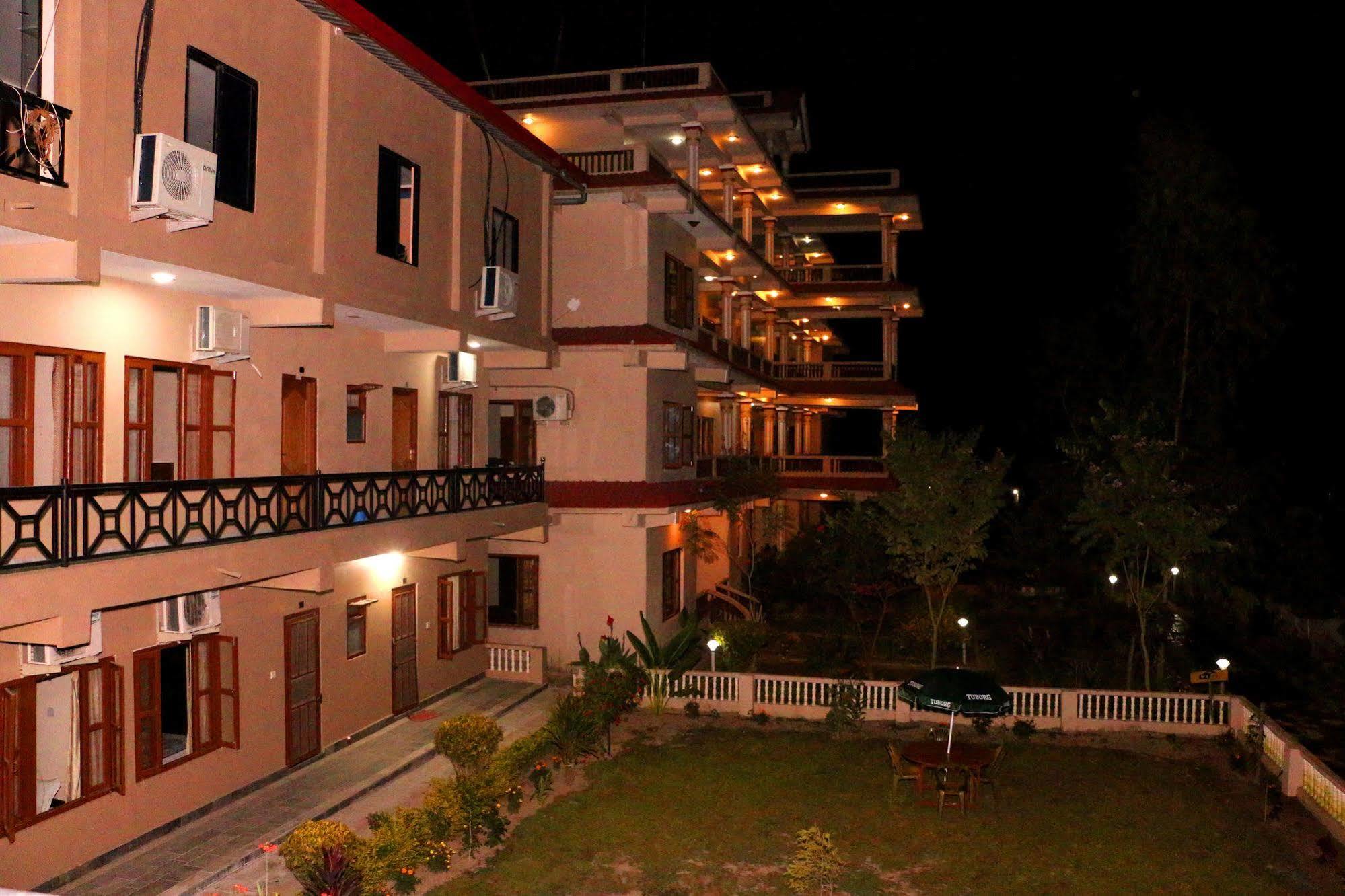 Hotel Royal Safari Sauraha Exterior foto