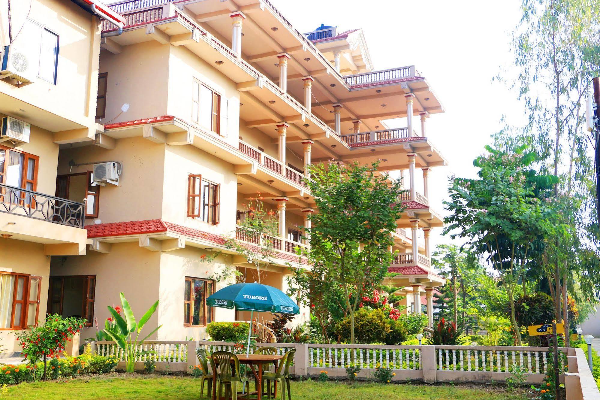 Hotel Royal Safari Sauraha Exterior foto