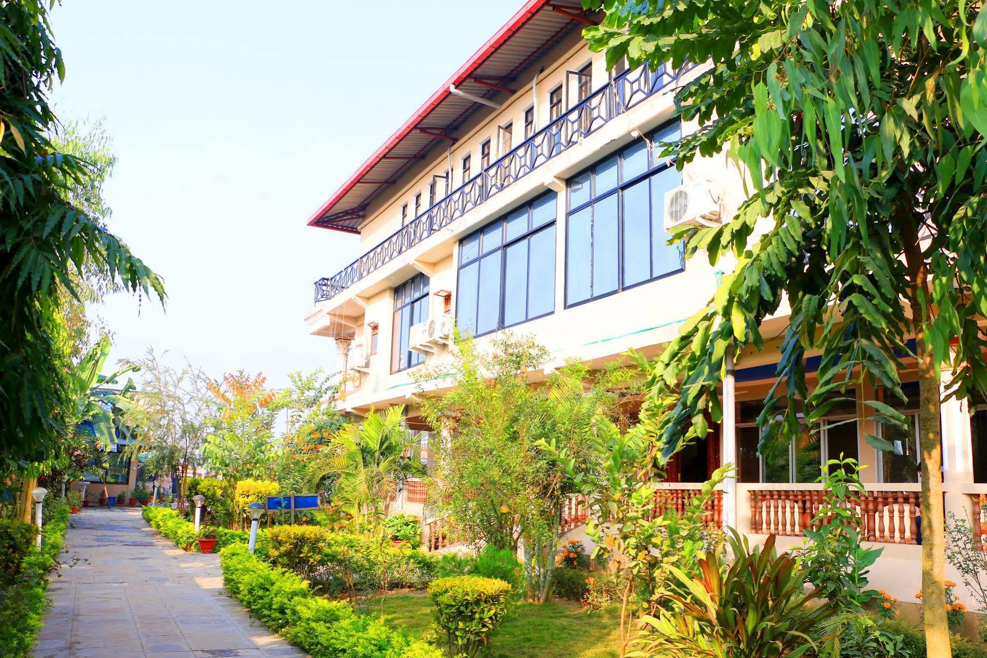 Hotel Royal Safari Sauraha Exterior foto