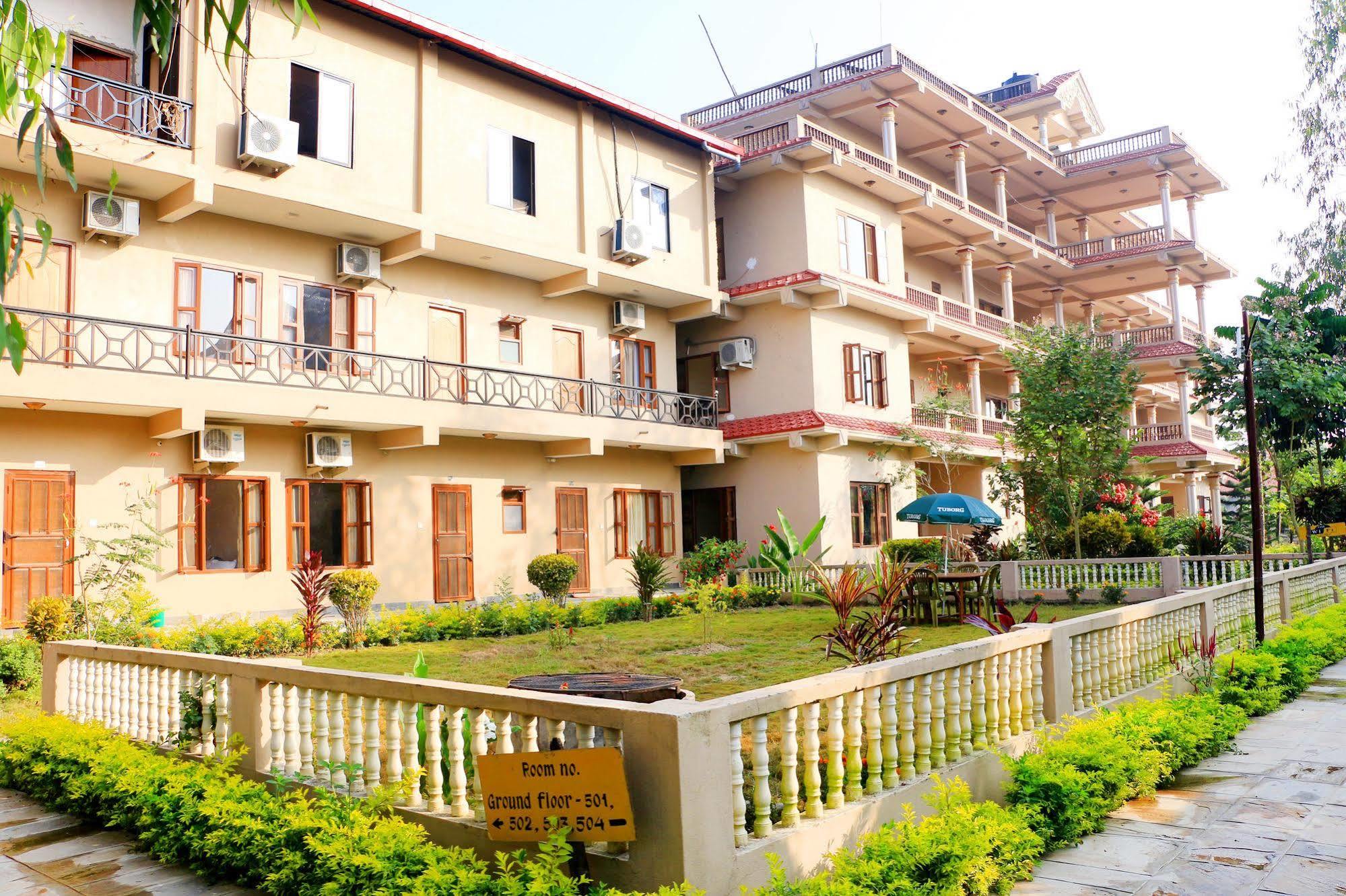 Hotel Royal Safari Sauraha Exterior foto