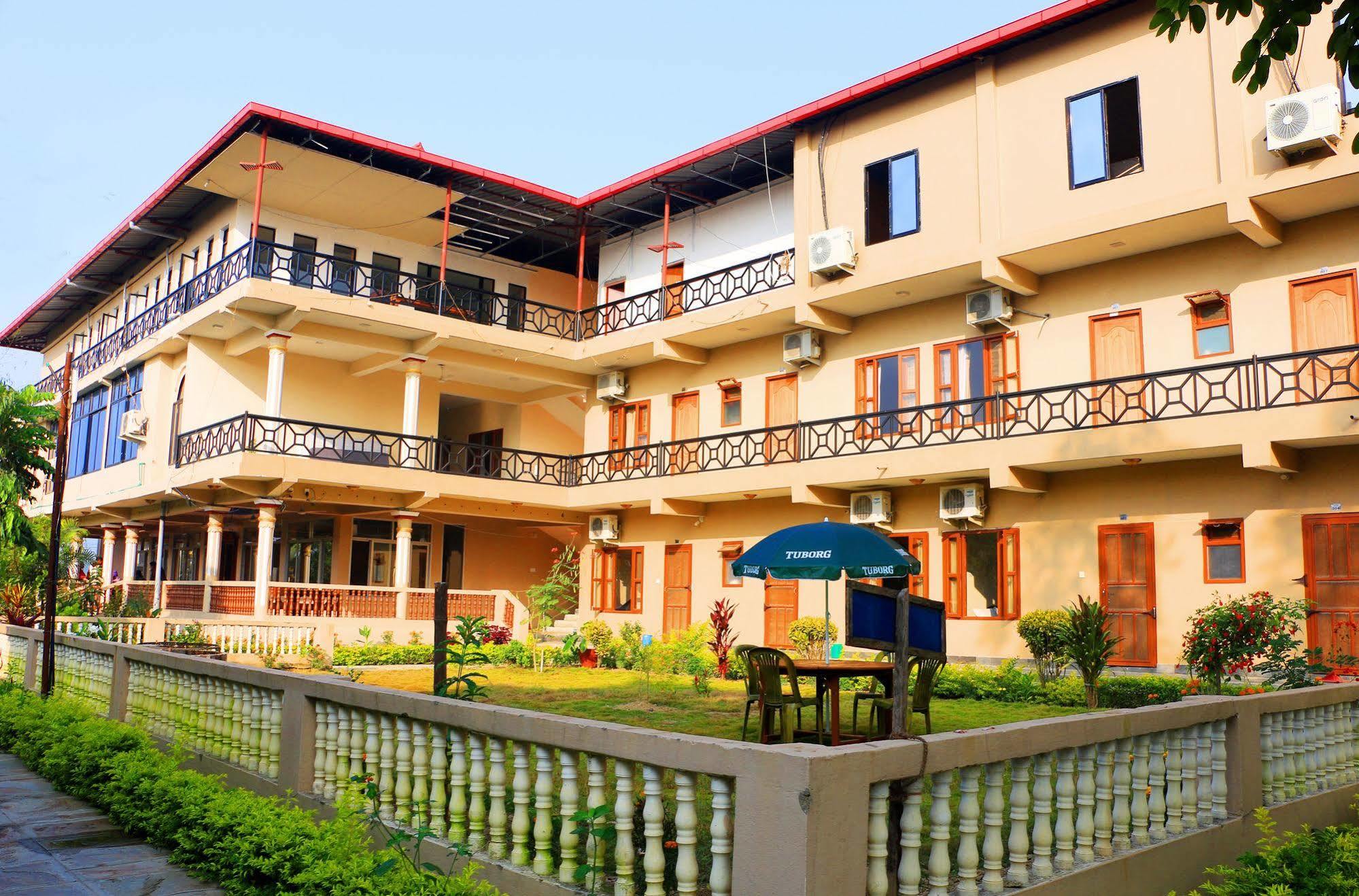 Hotel Royal Safari Sauraha Exterior foto