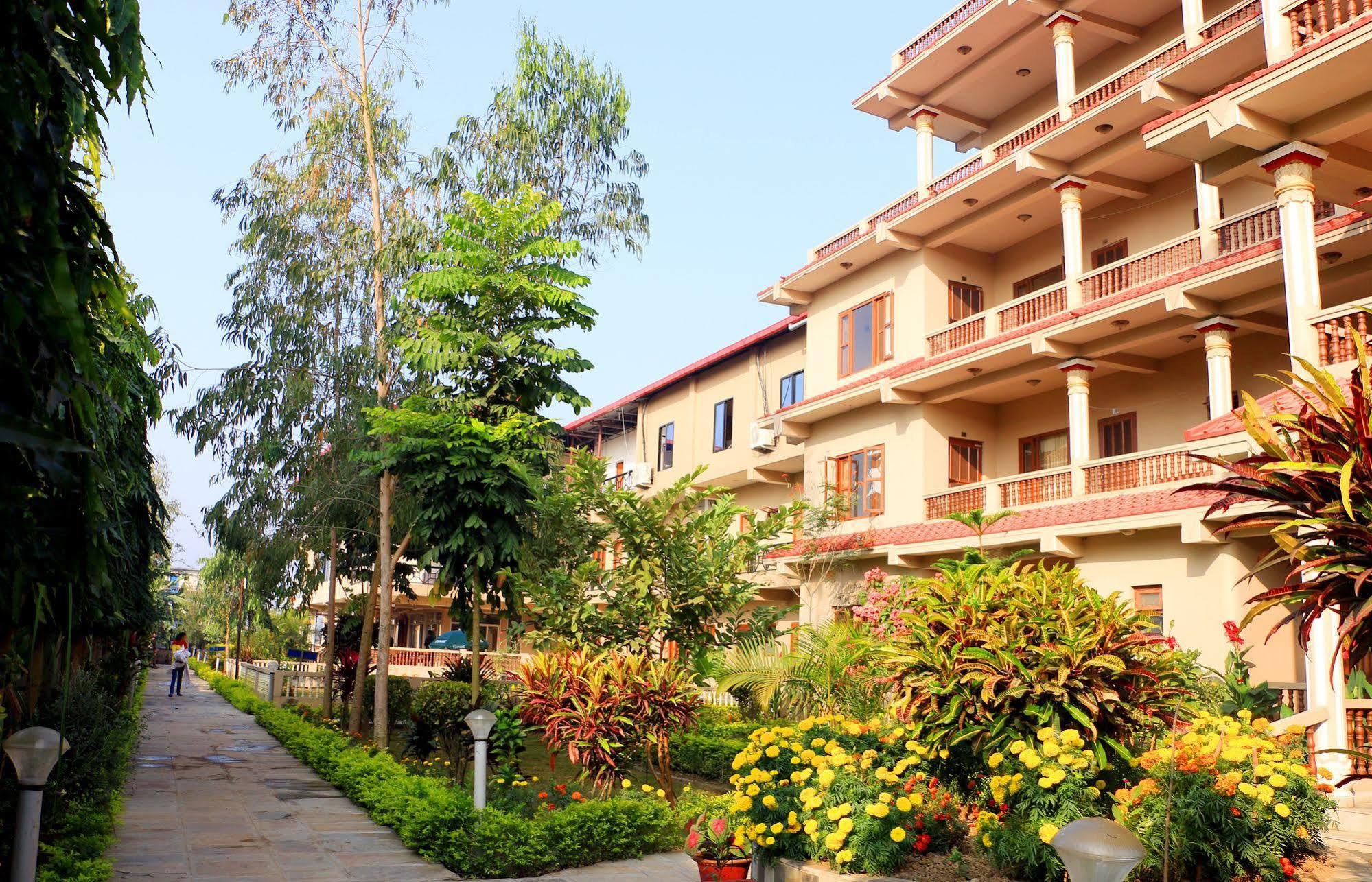 Hotel Royal Safari Sauraha Exterior foto