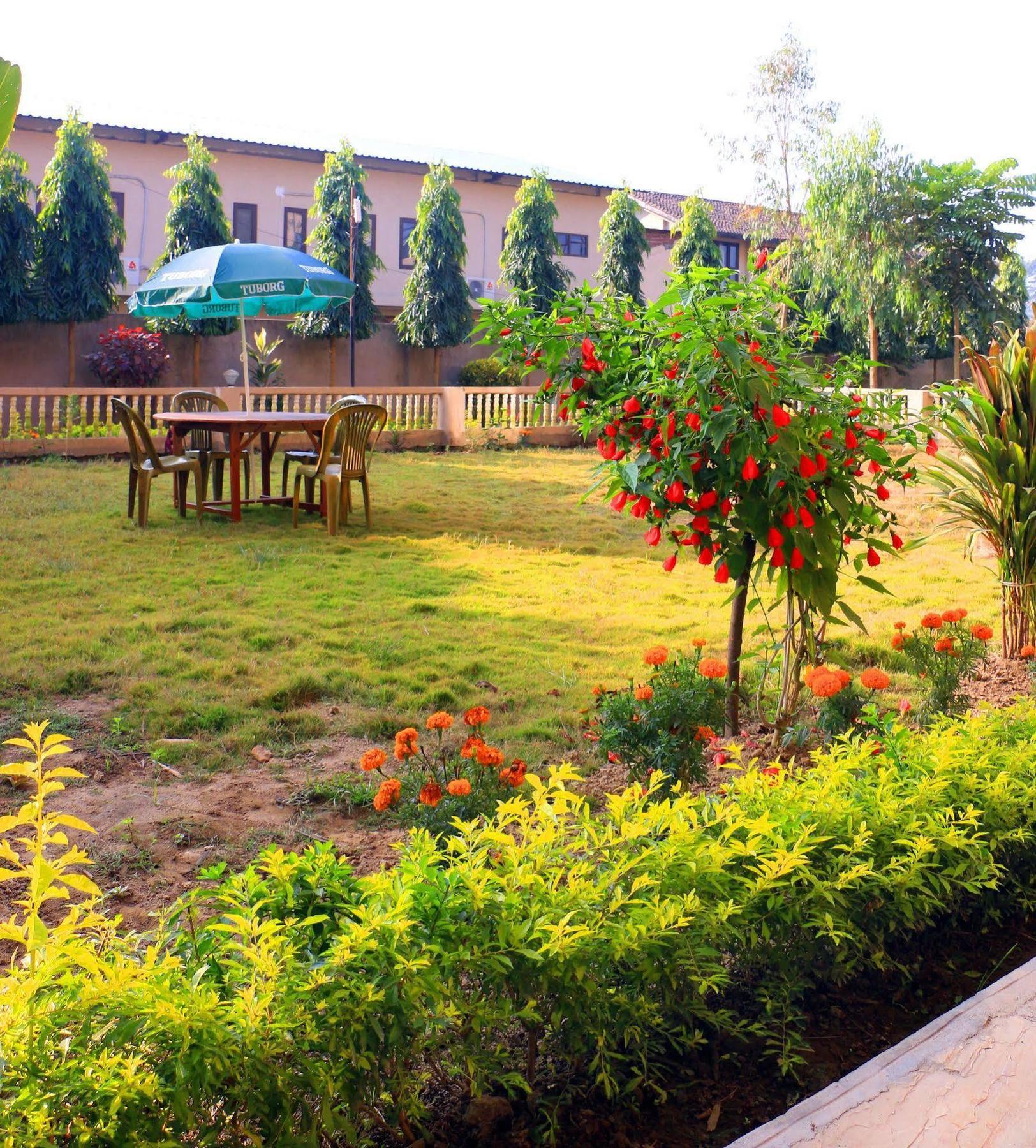 Hotel Royal Safari Sauraha Exterior foto