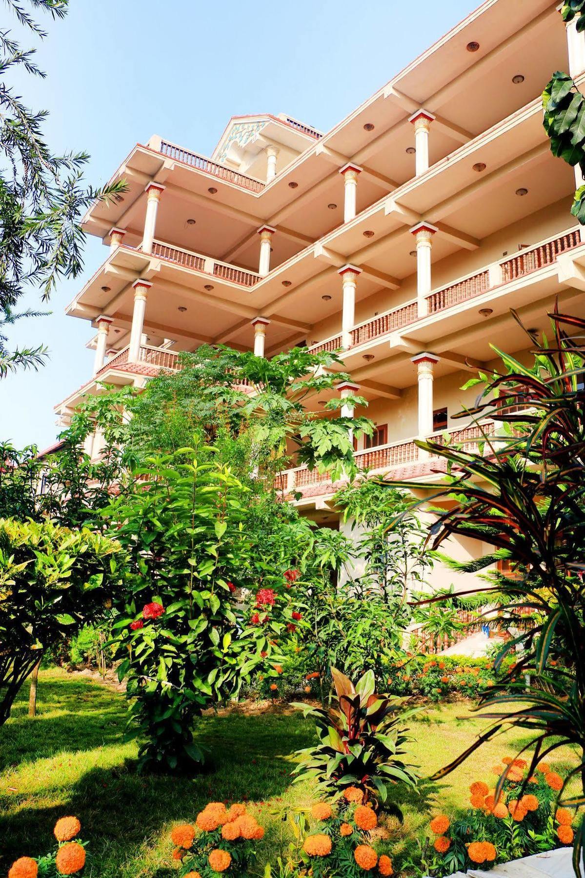 Hotel Royal Safari Sauraha Exterior foto